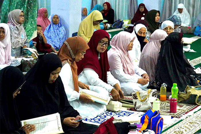 Ibu-ibu lajut usia peserta MTQ di Masjid Nurul Amri, Padang Panjang.