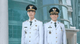 Bupati H. Muhammad Fikri Thobari dan Wakil Bupati Hendri Rejang Lebong dalam pakaian resmi putih