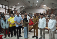 Seorang warga Padang Panjang ketika menerima paket sembako yang disalurkan Anggota DPR-RI, Andre Rosiade.