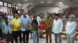 Seorang warga Padang Panjang ketika menerima paket sembako yang disalurkan Anggota DPR-RI, Andre Rosiade.
