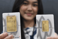 Pekerja menunjukkan emas yang dijual di Butik Emas Logam Mulia PT. Aneka Tambang (Antam) di Pulogadung, Jakarta Timur. ANTARA FOTO/ Fakhri Hermansyah/YU