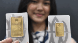 Pekerja menunjukkan emas yang dijual di Butik Emas Logam Mulia PT. Aneka Tambang (Antam) di Pulogadung, Jakarta Timur. ANTARA FOTO/ Fakhri Hermansyah/YU