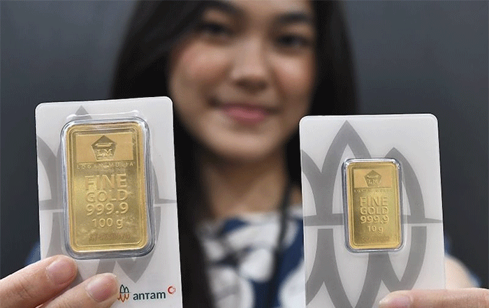 Pekerja menunjukkan emas yang dijual di Butik Emas Logam Mulia PT. Aneka Tambang (Antam) di Pulogadung, Jakarta Timur. ANTARA FOTO/ Fakhri Hermansyah/YU