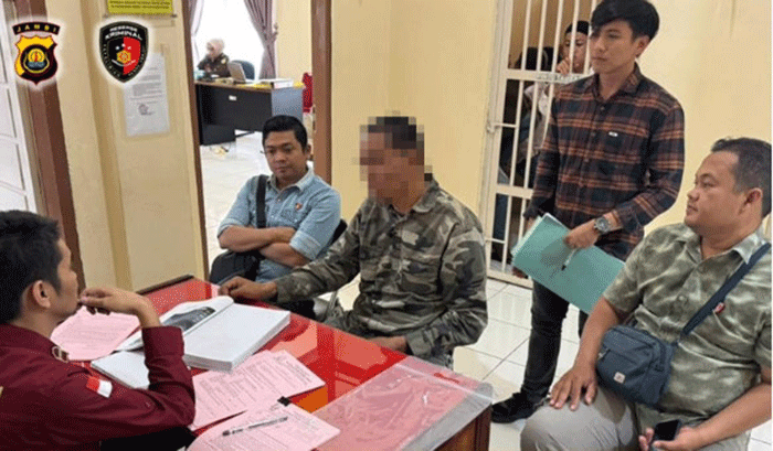 Penyidik Kepolisian Resor Kerinci menyerahkan tersangka dan barang bukti kasus pengrusakan bollard kepada jaksa Kejaksaan Negeri Sungai Penuh saat proses pelimpahan perkara tahap II di Sungai Penuh foto.dok : tangkapan layar instagram satreskrim_kerinci