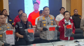 Foto: Polisi menunjukkan barang bukti dalam kasus pembunuhan yang terjadi di kawasan, Batu Besar, Nongsa, Batam. (Alamudin/detikSumut)
