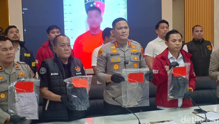 Foto: Polisi menunjukkan barang bukti dalam kasus pembunuhan yang terjadi di kawasan, Batu Besar, Nongsa, Batam. (Alamudin/detikSumut)
