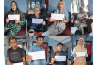 Sejumlah disabilitas ketika menerima zakat dari Baznas Padang Panjang.