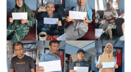 Sejumlah disabilitas ketika menerima zakat dari Baznas Padang Panjang.