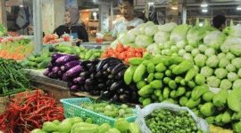Seorang pedagang sayuran dan hortikultura di Pasar Pusat  Padang Panjang.