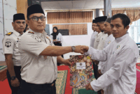 Kepala Rutan Padang Panjang, Torkis Freddy Siregar menyerahkan remisi khusus Idul Fitri 1447 H kepada warga binaan.