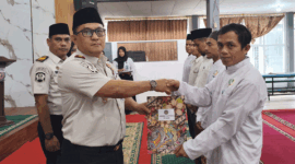 Kepala Rutan Padang Panjang, Torkis Freddy Siregar menyerahkan remisi khusus Idul Fitri 1447 H kepada warga binaan.