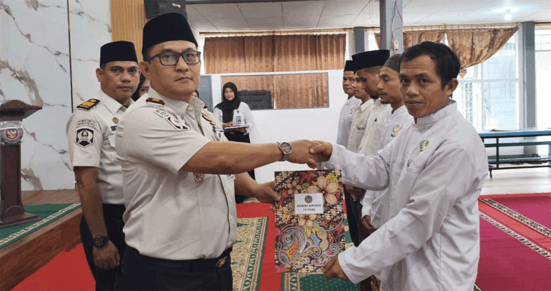 Kepala Rutan Padang Panjang, Torkis Freddy Siregar menyerahkan remisi khusus Idul Fitri 1447 H kepada warga binaan.