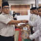 Kepala Rutan Padang Panjang, Torkis Freddy Siregar menyerahkan remisi khusus Idul Fitri 1447 H kepada warga binaan.