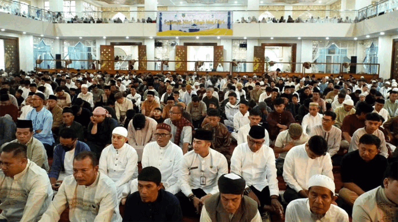 Jemaah Salat Idul Dari di Masjid Nurul 'Ilmi Isla. Ik Centre Padang Panjang.
