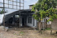 RUMAH DIRUSAK - Potret rumah tauke sawit di Desa Pematang Raman, Kecamatan Kumpeh, Kabupaten Muaro Jambi yang dirusak warga, Minggu (29/3/2026).