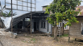 RUMAH DIRUSAK - Potret rumah tauke sawit di Desa Pematang Raman, Kecamatan Kumpeh, Kabupaten Muaro Jambi yang dirusak warga, Minggu (29/3/2026).
