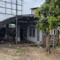 RUMAH DIRUSAK - Potret rumah tauke sawit di Desa Pematang Raman, Kecamatan Kumpeh, Kabupaten Muaro Jambi yang dirusak warga, Minggu (29/3/2026).