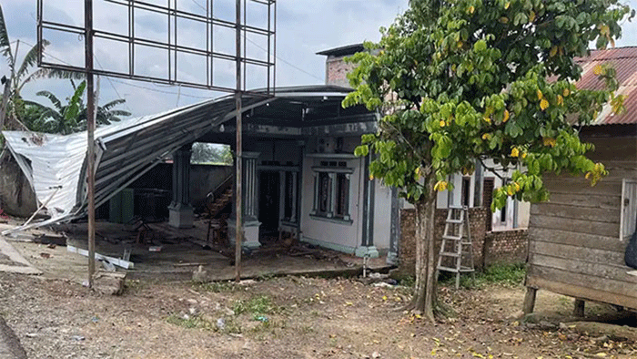 RUMAH DIRUSAK - Potret rumah tauke sawit di Desa Pematang Raman, Kecamatan Kumpeh, Kabupaten Muaro Jambi yang dirusak warga, Minggu (29/3/2026).