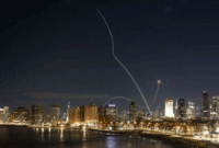 Israel melakukan upaya pencegatan saat rudal diluncurkan dari Iran. Foto: REUTERS/Jamal Awad