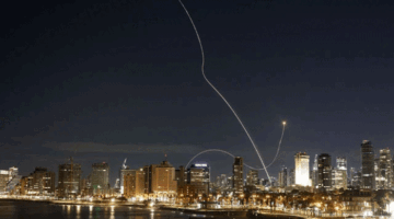 Israel melakukan upaya pencegatan saat rudal diluncurkan dari Iran. Foto: REUTERS/Jamal Awad