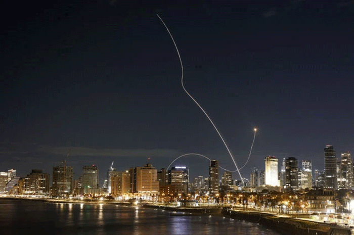 Israel melakukan upaya pencegatan saat rudal diluncurkan dari Iran. Foto: REUTERS/Jamal Awad