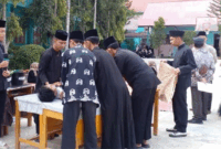 Praktek memandikan jenazah di SMA 1 Sungai Penuh