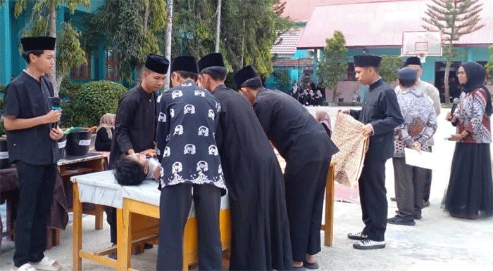 Praktek memandikan jenazah di SMA 1 Sungai Penuh