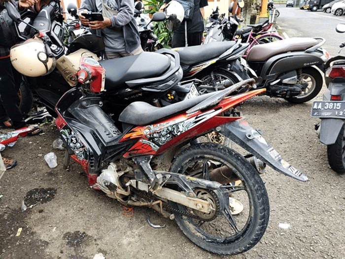 Kondisi Yamaha Jupiter yang terlibat kecelakaan dengan Harley Davidson di Kapanewon Temon, Kabupaten Kulon Progo. Foto: Arfiansyah Panji Purnandaru/kumparan