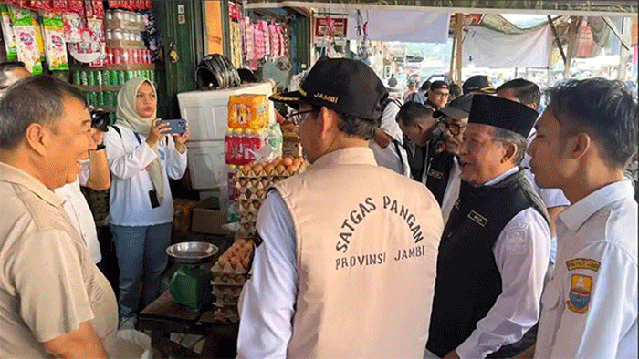 SIDAK PASAR - Wakil Gubernur Jambi, Abdullah Sani, melakukan inspeksi mendadak (sidak) pangan di Pasar Angso Duo Kota Jambi, Rabu (11/3/2026).