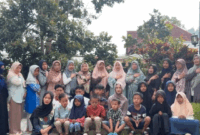 Ibu majelis taklim Almubaraqoh bersama anak yatim di Talang Lindung, (8/3).