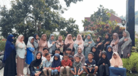 Ibu majelis taklim Almubaraqoh bersama anak yatim di Talang Lindung, (8/3).