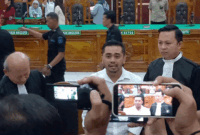 Majelis Hakim menjatuhkan vonis bebas kepada Amsal Christy Sitepu, terdakwa dalam kasus dugaan korupsi pengadaan video profil desa di Kabupaten Karo, Rabu (1/4/2026). (Liputan6.com/ Reza Efendi)