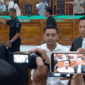 Majelis Hakim menjatuhkan vonis bebas kepada Amsal Christy Sitepu, terdakwa dalam kasus dugaan korupsi pengadaan video profil desa di Kabupaten Karo, Rabu (1/4/2026). (Liputan6.com/ Reza Efendi)