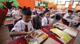 Sejumlah murid menyantap menu MBG 