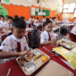 Sejumlah murid menyantap menu MBG 