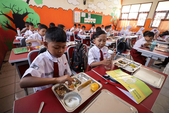 Sejumlah murid menyantap menu MBG 