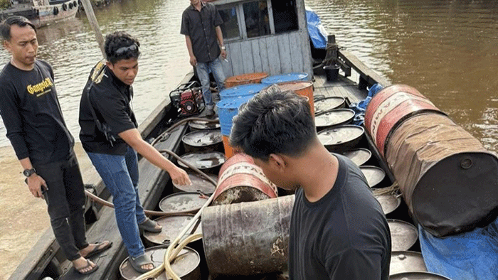 Polda Riau membongkar kasus perdagangan ilegal solar subsidi di Pelalawan dan Inhil, Minggu (5/4/2026). (Foto: Tim Humas Polda Riau).