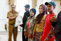 Penyerahan bantuan beras kepada warga terdampak bencana di  Padang Panjang.