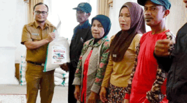 Penyerahan bantuan beras kepada warga terdampak bencana di  Padang Panjang.