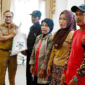 Penyerahan bantuan beras kepada warga terdampak bencana di  Padang Panjang.