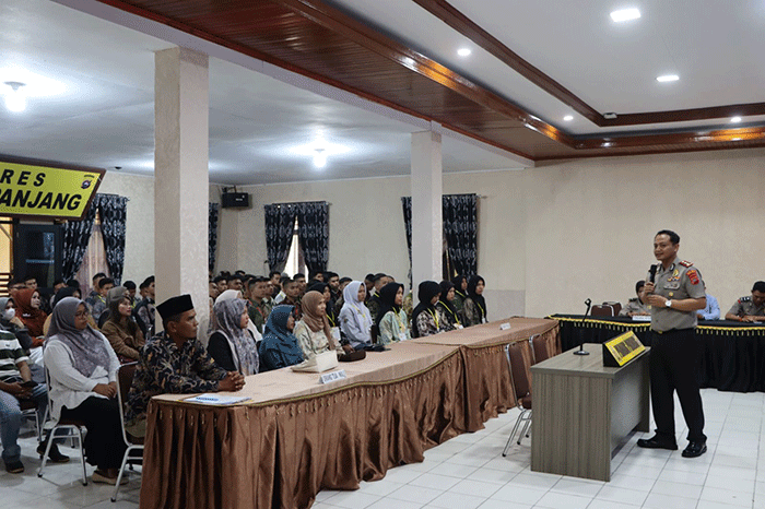 Kapolres Padang Panjang, AKBP Wisnu Hadi di depan pelamar masuk ke kepolisian