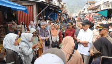 Wawako Azhar Hamzah turun langsung memantau kondisi pasar usai penertiban di Sungai Penuh