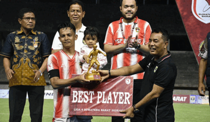 Agung Wijaksono terpilih sebagai pemain terbaik Liga 4 Sumbar 2025/2026.