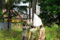 Pencopotan baliho ilegal di Kecamatan Koto Tangah, Padang.
