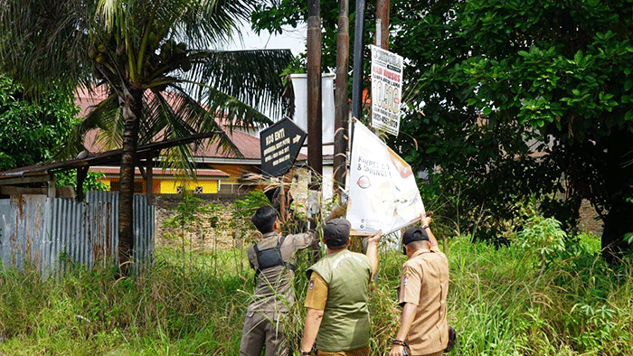 Pencopotan baliho ilegal di Kecamatan Koto Tangah, Padang.