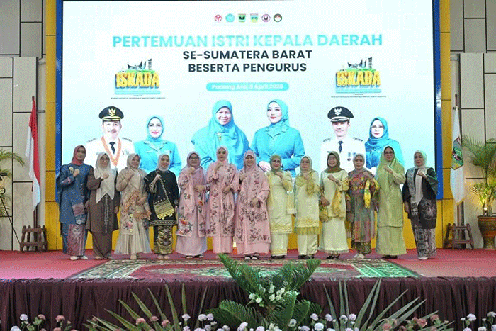 Istri kepala daerah  se-Sumatera Barat ketika bertemu di Kabupaten Solok Selatan.