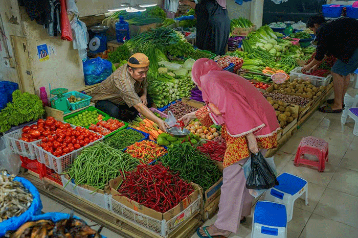 Pedagang sayuran dan hortikultura di pasar Padang Panjang.
