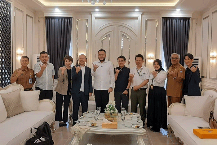 Foto bersama usai pertemuan yang membahas peluang bekerja di Jepang bagi lulusan UNP Padang.
