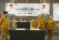 Walikota Padang Panjang, Hendri Arnis membubuhkan tandatangan pada peluncuran program ASN Corpu.