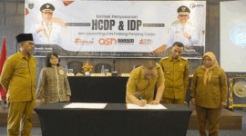 Walikota Padang Panjang, Hendri Arnis membubuhkan tandatangan pada peluncuran program ASN Corpu.